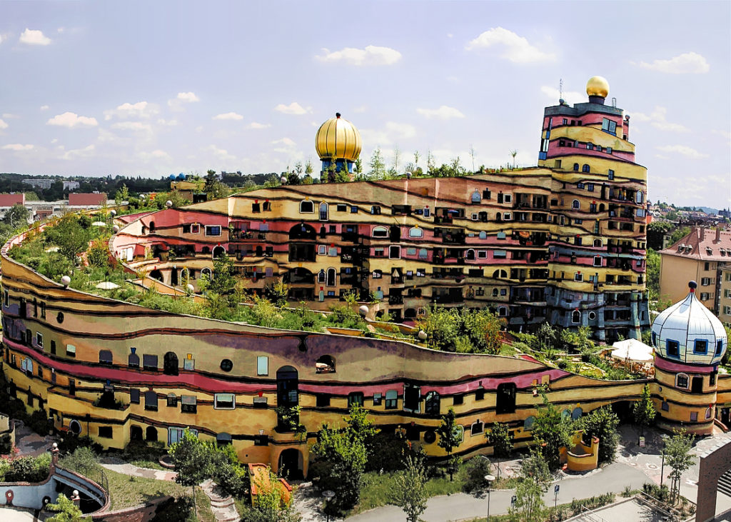 Beim Bau der Waldspirale in Darmstadt, einem Gebäude von Friedensreich Hundertwasser, wurde schon 1998 - 2000 Recycling-Beton verwendet.