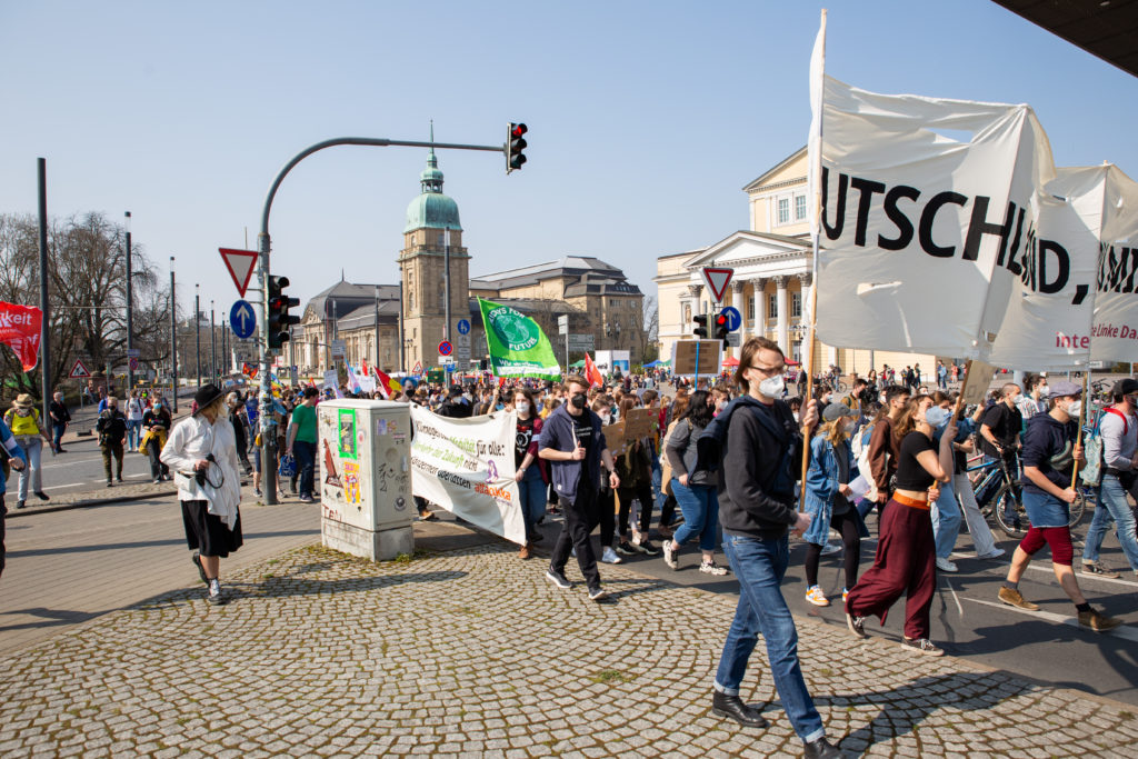 Menschen beim Klimastreik Darmstadt am 25.03.2022