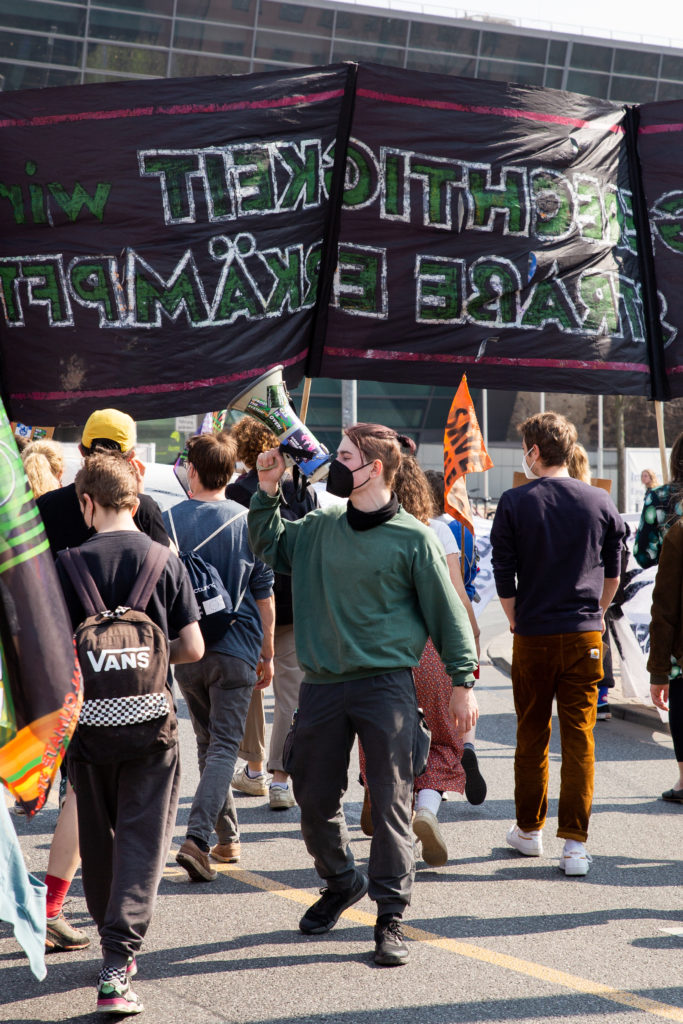 Menschen beim Klimastreik Darmstadt am 25.03.2022